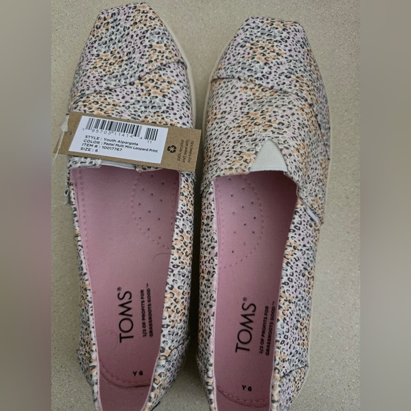 TOMS Youth Colorful Pastel Multi Mini Leopard Print Shoes - Picture 3 of 4